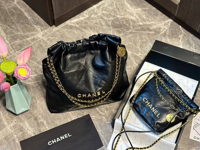 羊皮 官网飞机箱包装 Chanel22Bag来啦~期待了很久的“垃圾袋”果然是百搭神器春夏秋冬不挑季节不挑风格盛盛上面b分享四季搭配给大家参考啦盛盛超级耐用跟同