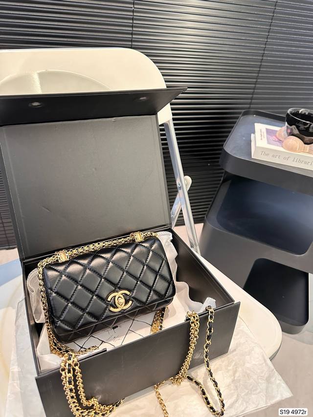 配盒子 香奈儿链条包 时髦拿捏住啦 不显老气好好搭啊 而且貌美气质加成好高的呀～ 爱死了这份从容优雅 尺寸：18 11 货号4972R
