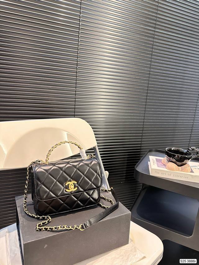 配折叠盒子 Chanel 香奈儿 新款手提彩虹镂空链条包 时时刻刻展现最美的你。可手提，单肩，斜挎，尽显女人优雅气质，是一款超级百搭的休闲链条包尺寸 19 14