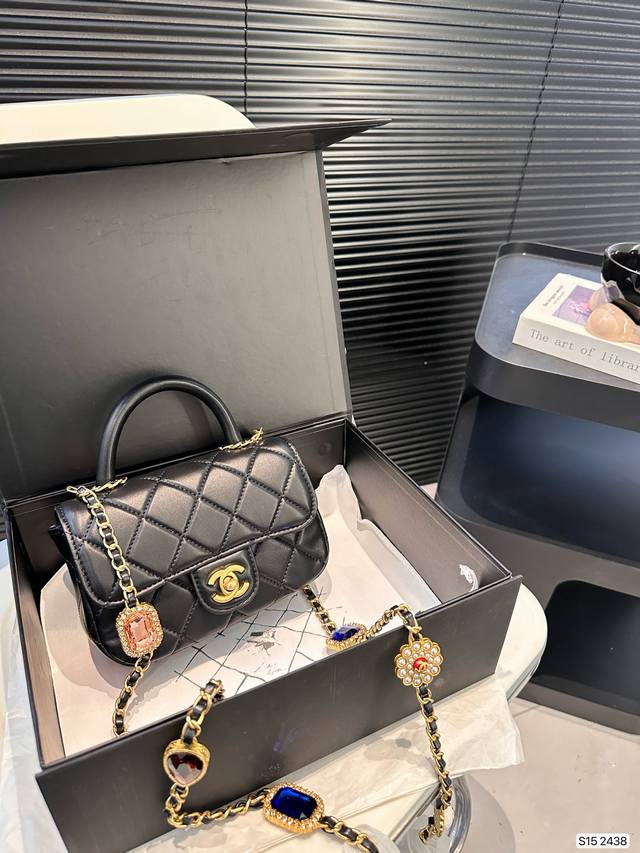 配折叠子 香奈儿宝石24A 手工坊 各种颜色、琉璃珍珠、蝴蝶结 香奈儿真是变着花样硬控 仙女们的钱包 尺寸：18 13 货号2438