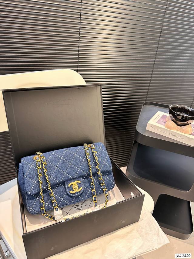 配折叠盒子 香奈儿牛仔cf链条包 简单百搭 颜值高 日常出街首选 潮酷时尚女孩必入款 尺寸：25 16 货号2440