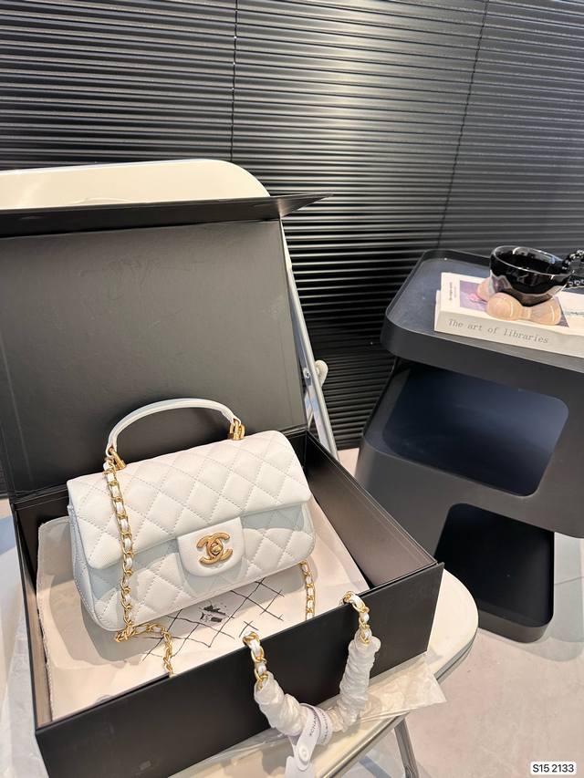 配折叠盒子 Chanel香奈儿cf系列菱格包香奈儿#精致女神推荐入手呦 美貌与实用并存 近年超盛行而小香这款做的超级棒 百搭休闲,职业,萌新等多种风格 材质是原