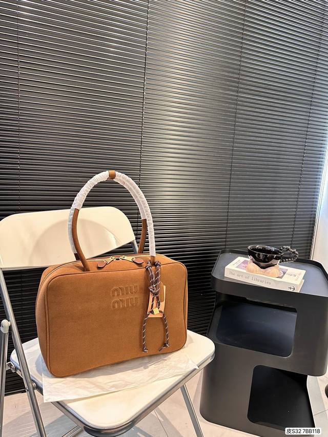 配折叠盒子 麂皮缪缪miumiu 托特包 质感很高级 容量超级大也很耐用 日常出街背它回头率百分百 就是这种随性慵懒感 尺寸：34 23 货号7Bb118