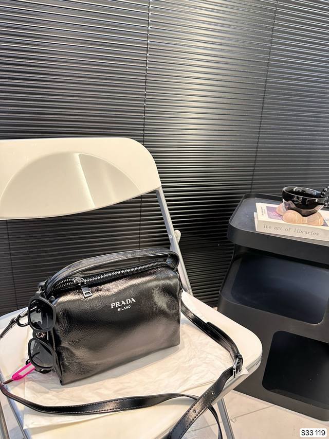 Prada普拉达纯皮方包 油蜡皮hobo手提包腋下包可斜挎 尺寸21 13.5 货号119