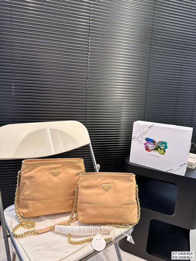 大号 小号 配折叠盒子 普拉达prada朱珠同款尼龙链条包火的原因无非就是黑金高级、尼龙轻便、设计极简风格、实用耐用又好打理、又能装东西尺寸：大号25 22 小