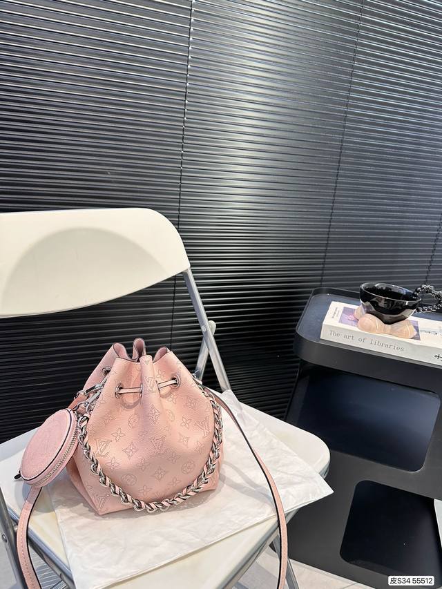 Lv必买包款 Lv水桶包为数不多越看越耐看的包包 拥有超精细打孔的镂空感喜欢高级 不易撞款 柔软细腻 轻便 易打理包包的女生,此款比入手 尺寸:22 22 货号 Lv必买包款 Lv水桶包为数不多越看越耐看的包包 拥有超精细打孔的镂空感喜欢高级 不易撞款 柔软细腻 轻便 易打理包包的女生,此款比入手 尺寸:22 22 货号