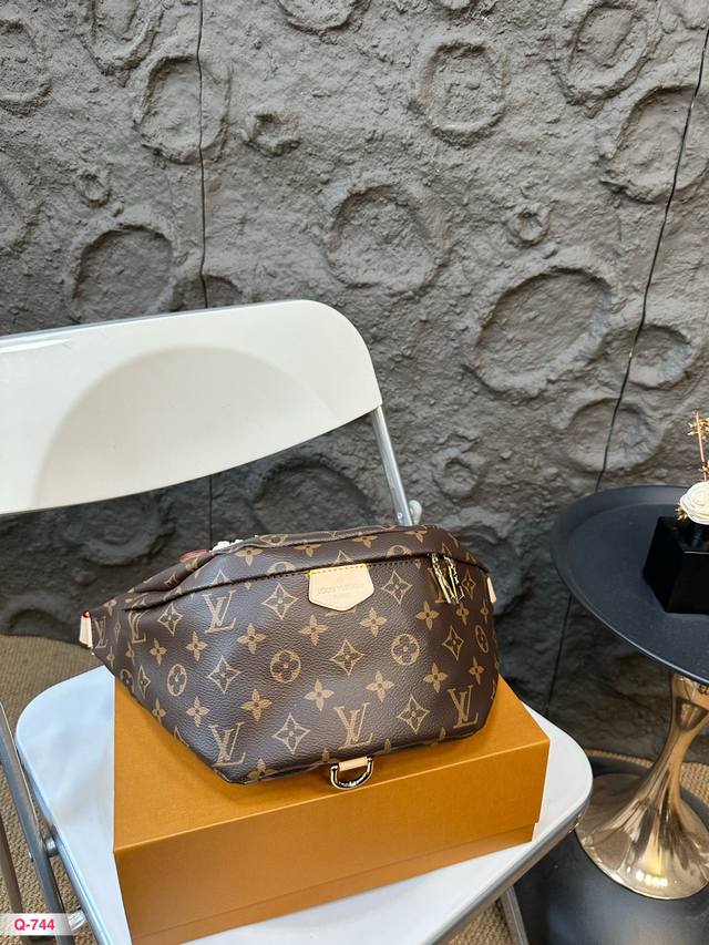 配全套包装 Lv 最容易断货的包包 Lv Bumbag！复古百搭！ 包包介绍 胸包 腰包斜挎包 这款lv Bumbag真的是匹大黑马，以解构设计和变化重新诠释了