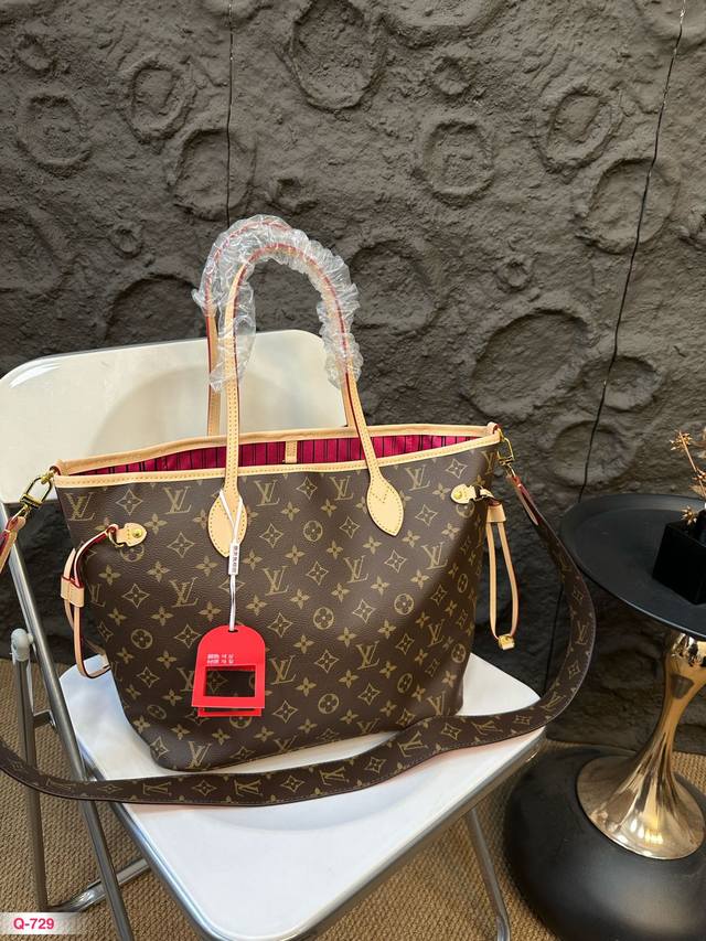 全套礼盒包装 Lv经典购物袋!!配变色牛皮 可变形 超级帅气的包,背上去就是这条街回头率最高的妞,包虽然大但是不重,逛街购物就可以背它,买的东西统统装里面,出差 全套礼盒包装 Lv经典购物袋!!配变色牛皮 可变形 超级帅气的包,背上去就是这条街回头率最高的妞,包虽然大但是不重,逛街购物就可以背它,买的东西统统装里面,出差