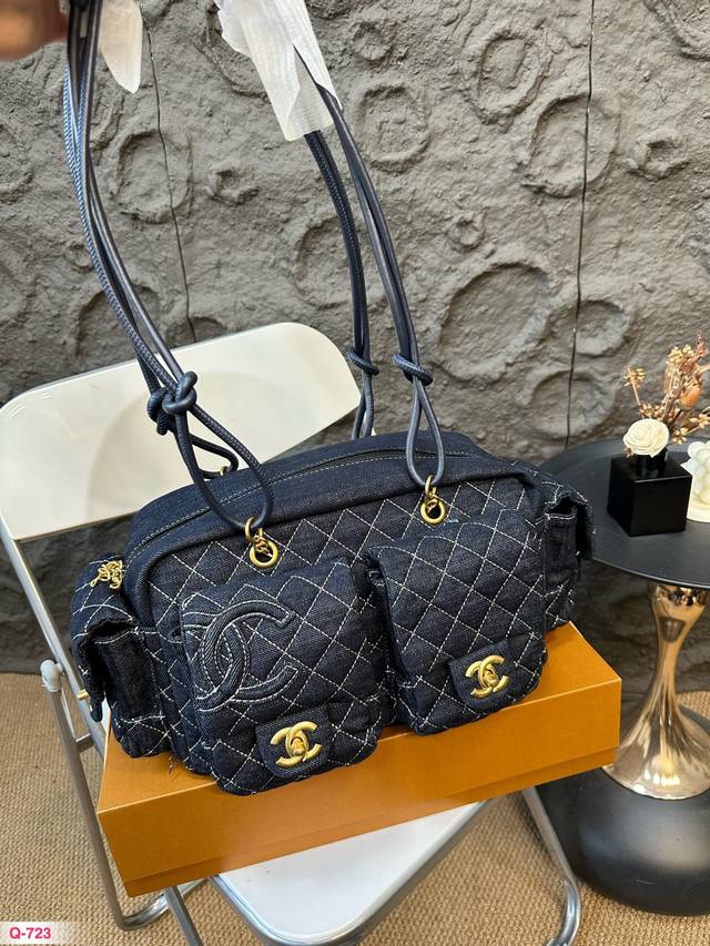 原单chanel香奈儿牛仔康鹏机车包多口袋的款式有种浓郁的朋克风自重轻的同时容量感还大简直戳到了我的心巴无论搭配什么衣服 都能瞬间抓住路人的目光真的太爱了尺寸：