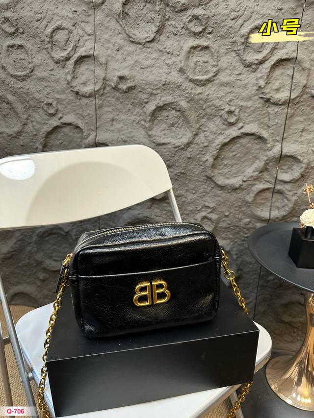 配折叠盒 巴黎世家新款 相机包 柔软的包包 上身慵懒感立刻get 尺寸大号25 18 小号 21 15 配折叠盒 巴黎世家新款 相机包 柔软的包包 上身慵懒感立刻get 尺寸大号25 18 小号 21 15