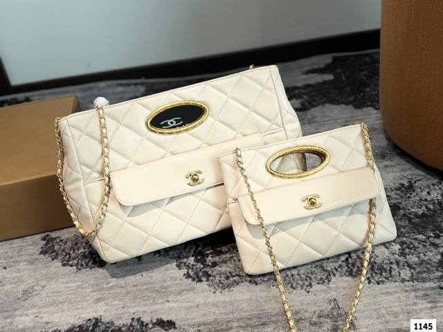 折叠盒子 羊皮香奈儿晚宴包 Chanel 24B黑金晚宴手提包 真的太赞啦黑金搭配永远经典，包身菱格纹的设计，配有一个双c转锁固定的前袋，还配有皮穿链的经典设计