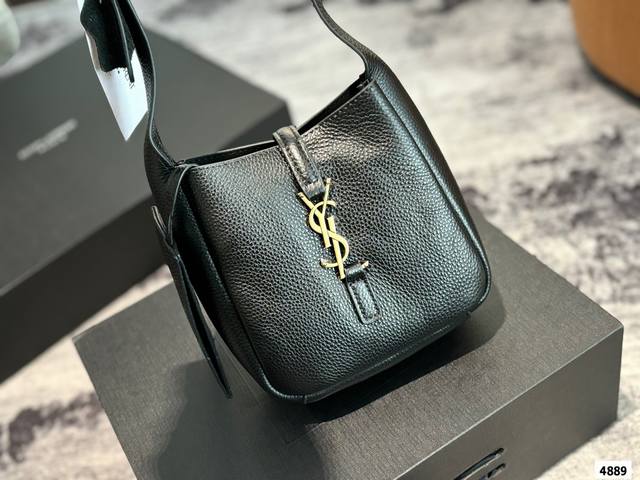 牛皮 礼盒 圣罗兰 托特包 满满的设计感 非常知性优雅 超级高级的时尚单品 实物绝对惊艳到你 尺寸：15 16
