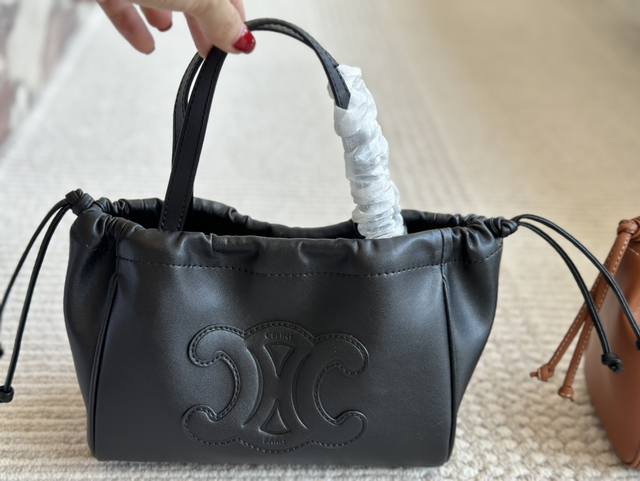 配盒 Size:22 16Cm Celine 24新款的托特包tote 可手提可斜挎 焦糖色+纯黑色 ~凹造型好物+街拍时尚单品 配盒 Size:22 16Cm Celine 24新款的托特包tote 可手提可斜挎 焦糖色+纯黑色 ~凹造型好物+街拍时尚单品