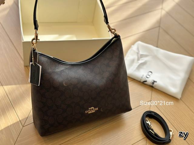 配盒 Coach 四月新款lauren Shoulder Bag 超温柔的奶茶色！谁能不爱 小红书慵懒的方形包包，随意且轻便，可手拎斜挎舒适度和时尚度的完美结合