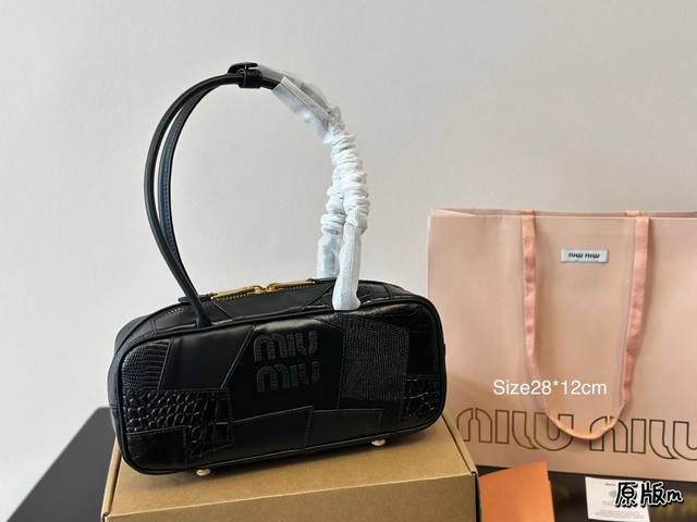 原版皮 可盐可甜的 Miumiu 女孩 Miumiu 小方包包 好搭 什么风格都能驾驭 材质很柔软 容量也非常ok 复古俏皮的hobo包型 是近期几乎天天拿出门