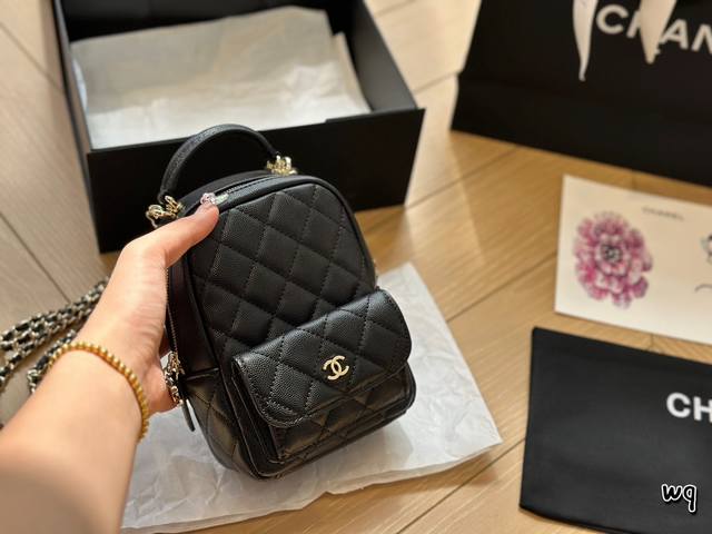 全套包装 尺寸12*17 香奈儿chanel Mini双肩包 头层牛皮 简直无法拒绝 超显气质 高级感十足 集美必入款 全套包装 尺寸12*17 香奈儿chanel Mini双肩包 头层牛皮 简直无法拒绝 超显气质 高级感十足 集美必入款