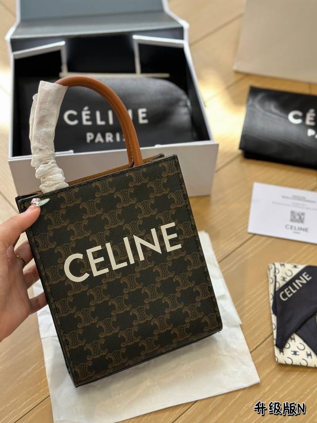 配盒 Celine托特包 手拎和单肩都很好看有腔调！老花搭配任何衣服都非常百搭，四季可用，让你可甜可盐，今年的老花风潮风靡全世界，拥有这只一定让你成为全场最有话