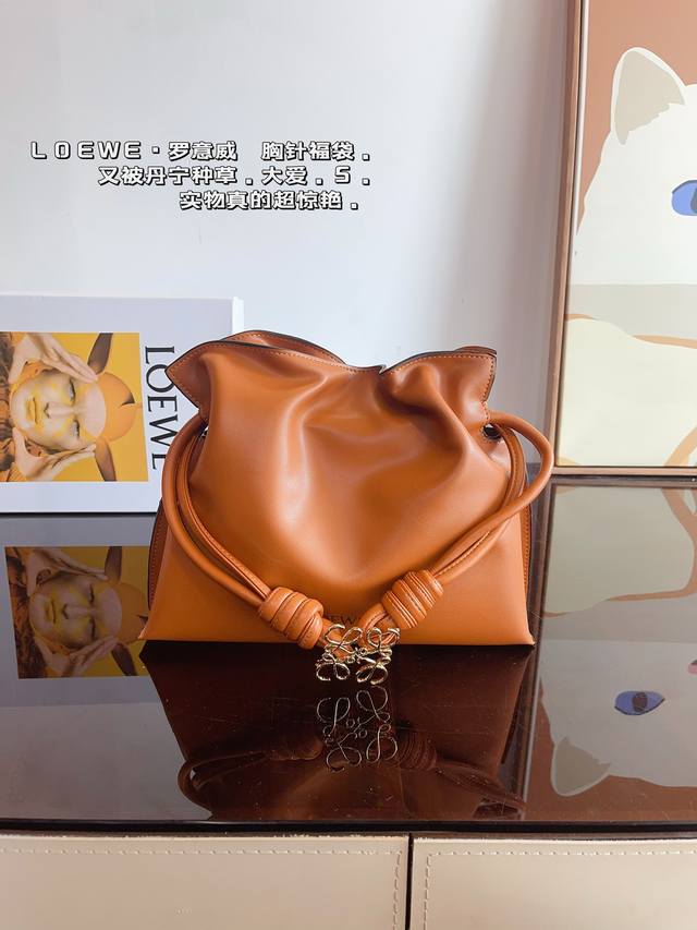 配礼盒. 罗意威loewe 福袋包 质感很高级 容量超级大也很耐用 日常出街背它回头率百分百 就是这种随性慵懒感尺寸：30*10*23Cm