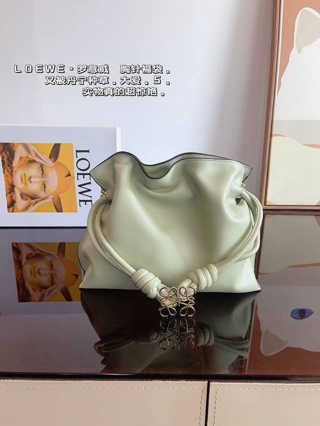 配礼盒. 罗意威loewe 福袋包 质感很高级 容量超级大也很耐用 日常出街背它回头率百分百 就是这种随性慵懒感尺寸：30*10*23Cm