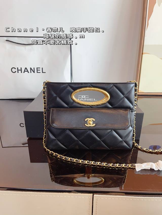 配礼盒. 香奈儿 Chanel.晚宴包. 时髦拿捏住啦 不显老气好好搭啊 而且貌美气质加成好高的呀～ 爱死了这份从容优雅尺寸：24*19Cm