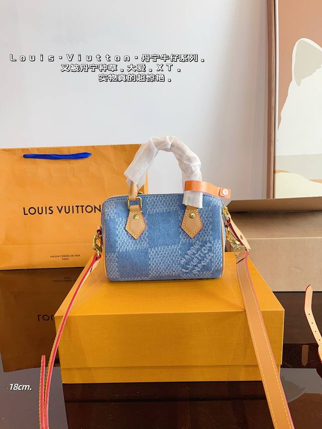 配礼盒 Lv Keepall 丹宁牛仔枕头 可单肩可斜挎 真的好随性，布料柔软随意，更好搭。 颜色也没有那么刻意，非常自然的水洗牛仔，真的是一眼爱上。 别看小小