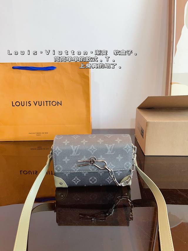 Lvsoft Trunk男女通用的方盒子，简直绝了 男装艺术总监virgilabloh为这款softtrunk手袋赋予路易威登经典外观 此款箱形手袋棱角分明，金