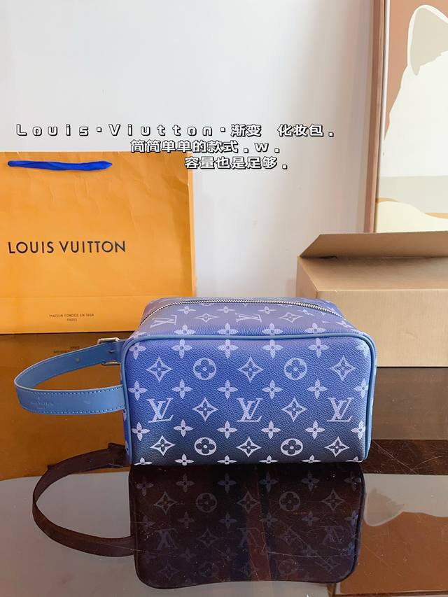 Lv 手提化妆包. 超级经典又时髦 意外的百搭 耐看精致 日常出街尺寸：23*13*13Cm