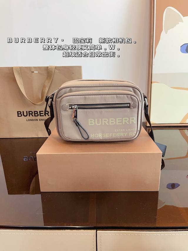 配礼盒. 巴宝莉 Burberry 尼龙相机包 百搭到没朋友 就是酷 时尚感超强 辦识度很高 材质超轻很能装，上身也帅气尺寸：22*9*15Cm