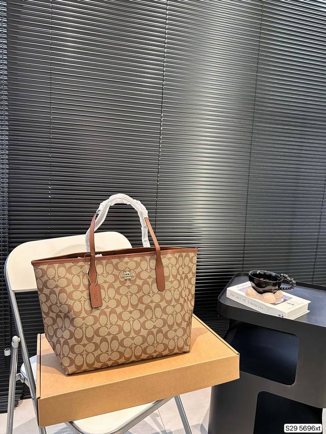 配折叠盒子 蔻驰购物袋 超火的tote托特包，日常通勤都非常可会越用越喜欢的一款，值得入手。尺寸：32 27 货号5696