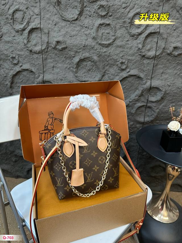 升级版 全套包装 Lvlockit Bb 手袋 复古经典百搭必备！ 小大家好！今天给大家介绍的是lv的lockit Bb手袋，这款手袋灵感来源于1960年代的k