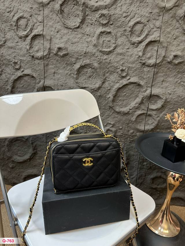 配折叠盒 尺寸18.14 香奈儿相机包满满的小香风 可爱飒酷女孩必备 超级抢眼 真叫人无法抗拒 最爱的包包 配折叠盒 尺寸18.14 香奈儿相机包满满的小香风 可爱飒酷女孩必备 超级抢眼 真叫人无法抗拒 最爱的包包