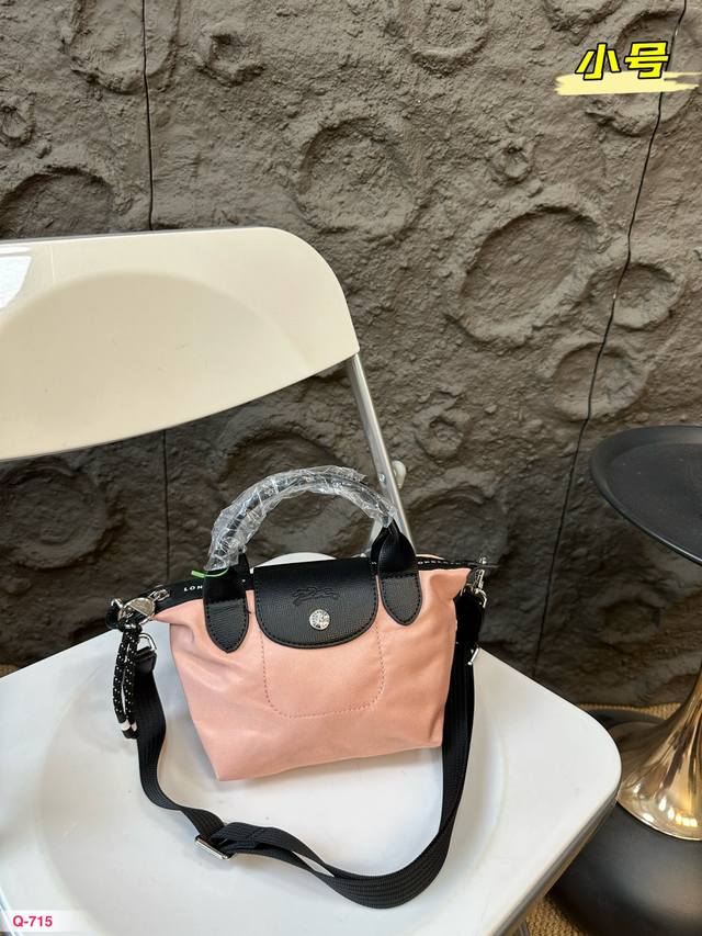 珑骧爆款 Energy 系列 尼龙包 加厚面料 外观简约大方搭配可调节肩带 出街最爱的包包 尺寸16.12 24.22 30.24