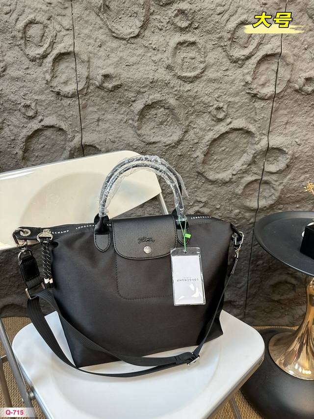 珑骧爆款 Energy 系列 尼龙包 加厚面料 外观简约大方搭配可调节肩带 出街最爱的包包 尺寸16.12 24.22 30.24