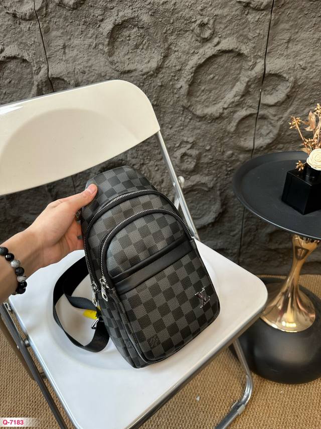 Louisvuitton 路易威登 印花胸包 斜挎单肩包 采用精湛镶嵌细工，实物拍摄 原厂原版面料 尺寸：16.26