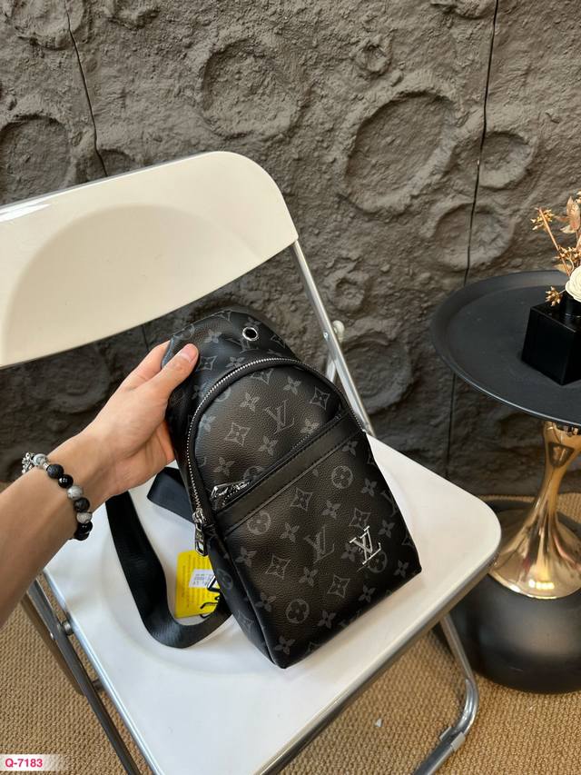 Louisvuitton 路易威登 印花胸包 斜挎单肩包 采用精湛镶嵌细工,实物拍摄 原厂原版面料 尺寸:16.26 Louisvuitton 路易威登 印花胸包 斜挎单肩包 采用精湛镶嵌细工,实物拍摄 原厂原版面料 尺寸:16.26