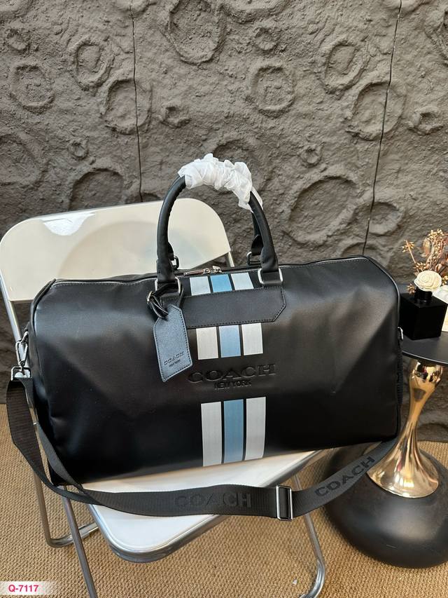 蔻驰coach旅行袋，机场包 大容量 度假旅行必备 时尚达人必备单品之一 实物绝对惊艳到你 尺寸：50.28Cm