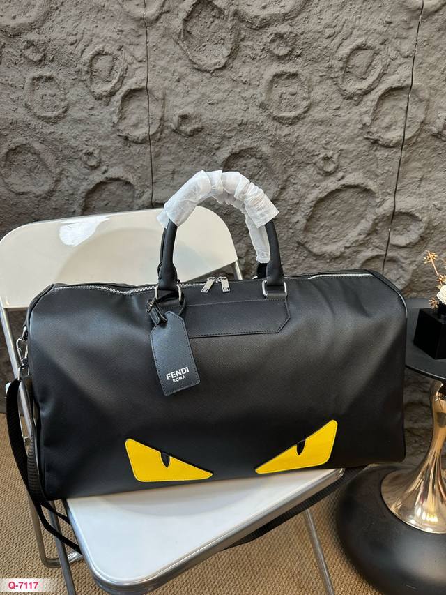 Fendi芬迪旅行袋，机场包 大容量 度假旅行必备 时尚达人必备单品之一 实物绝对惊艳到你 尺寸：50.28Cm