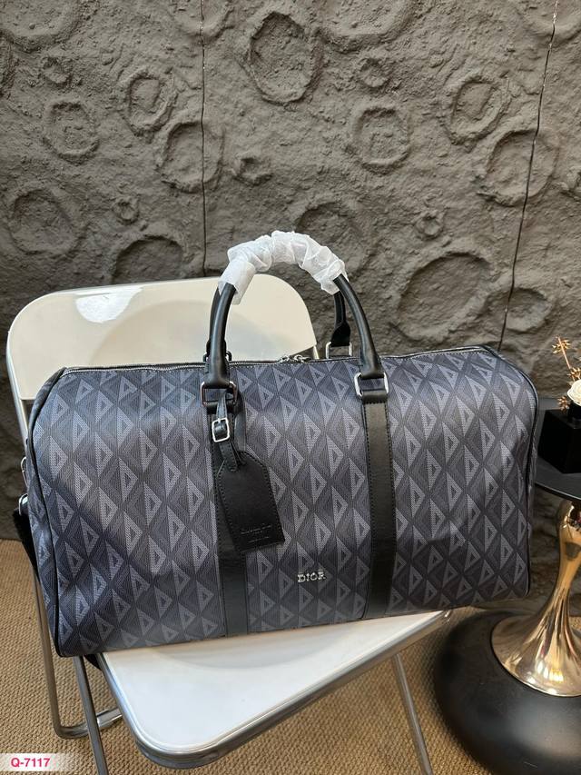 迪奥dior旅行袋，机场包 大容量 度假旅行必备 时尚达人必备单品之一 实物绝对惊艳到你 尺寸：50.28Cm