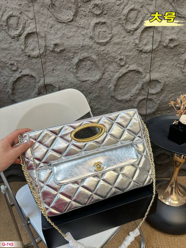 大号 配折叠盒 香奈儿chanel 24B最新款黑金手包晚宴包很精致小巧时髦的一款！！很适合当晚宴包黑色的大菱形纹路与金色双c标志的点缀手柄和双c的五金格纹像