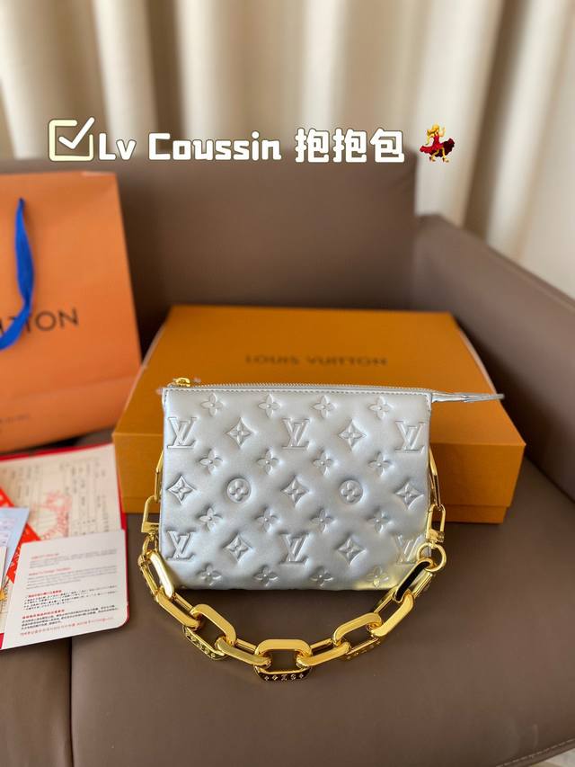 Lv Coussin 抱抱包 牛皮版本 最爱的黑白look来啦 柔软的小羊皮质地让我拿上手的那一刻就爱上了它的触感 包包内里很多小隔层 让各种私人物品各归其位