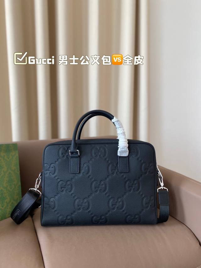 无盒 Gucci酷奇公文包 全皮 可以斜挎可以手提 容量也很大,文件,电脑都可以放 黑色百搭,经典 商务男士的首选 尺寸39 28 无盒 Gucci酷奇公文包 全皮 可以斜挎可以手提 容量也很大,文件,电脑都可以放 黑色百搭,经典 商务男士的首选 尺寸39 28