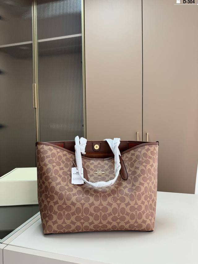 蔻驰购物袋 Coach 今年很火的托特 手感细腻 手工精致 无论是长途旅行 还是短途郊游 都是很减龄的时尚的搭配哦 D-304尺寸33.16.27折叠盒