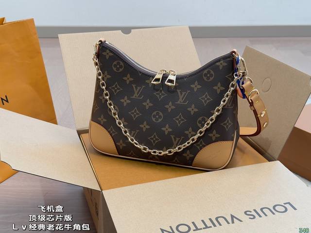 顶级芯片版 飞机盒 Lv 最新断货王，听我的一定要入，已经帮你们去对比过了，直接省了一万多的最新牛货！柜上最新款，最最最好看的新款牛角包！！ ！ 包型中等大小，