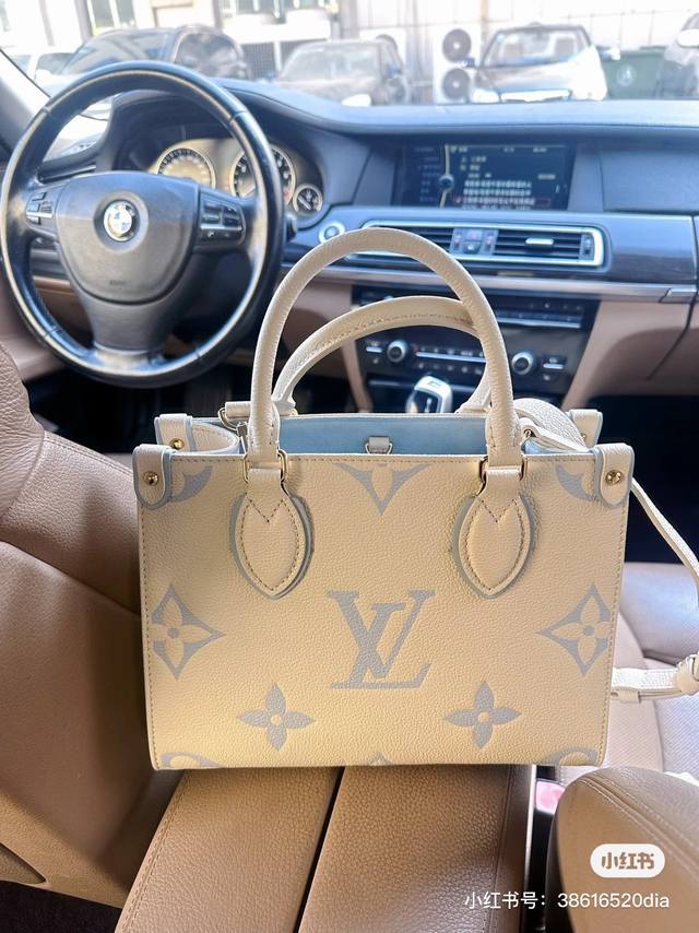 小号 折叠盒配挂件 Fendi芬迪托特包 菜篮子真的超能装 重点是拿起来超级飒 时尚达人必备单品之一 尺寸小号17 15