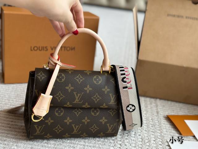 配盒 Size：20*16Cm 小号 26*18Cm 大号 L家 Clunymini也太温柔了吧 23Ss新品！ 尺寸非常小巧可爱 肩带奶茶棕色超级温柔！ 大小