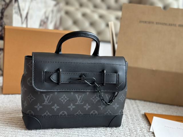 黑花 配盒 黑皮 配盒 Size：25*18Cm L家 Steamer Trunk 百搭黑灰色入手了个男包 性价比真的很高 送男朋友的小姐姐们可以安排了 搜索：