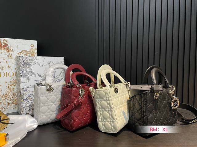 配折叠礼盒 Dior 迪奥戴妃包! 不好穿搭?? 这款戴妃包算是迪奥最经典的包包之一了吧!!很多人都因为觉得它太小不实用又不好搭配放弃了它 还是阻挡不了我对它的 配折叠礼盒 Dior 迪奥戴妃包! 不好穿搭?? 这款戴妃包算是迪奥最经典的包包之一了吧!!很多人都因为觉得它太小不实用又不好搭配放弃了它 还是阻挡不了我对它的