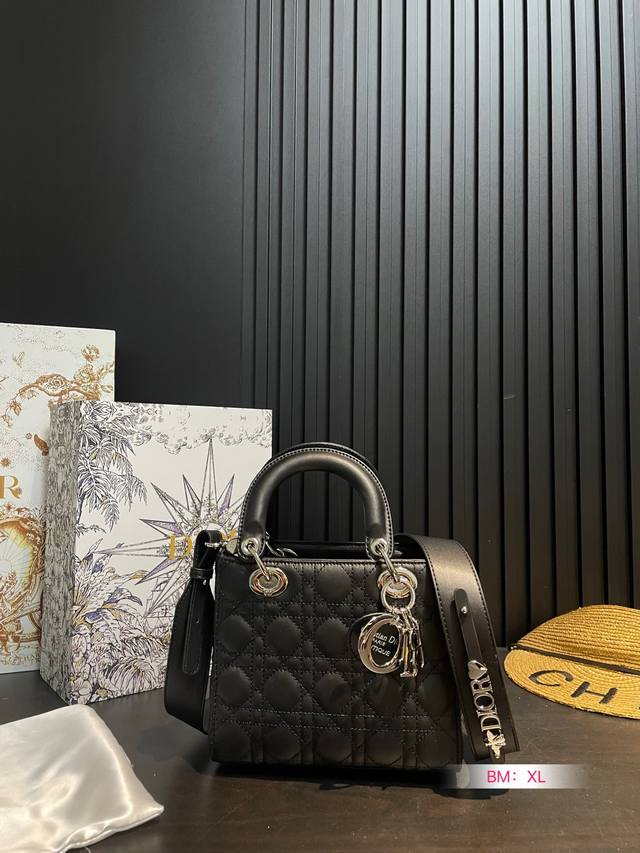 配折叠礼盒 Dior 迪奥戴妃包！ 不好穿搭？？ 这款戴妃包算是迪奥最经典的包包之一了吧！！很多人都因为觉得它太小不实用又不好搭配放弃了它 还是阻挡不了我对它的