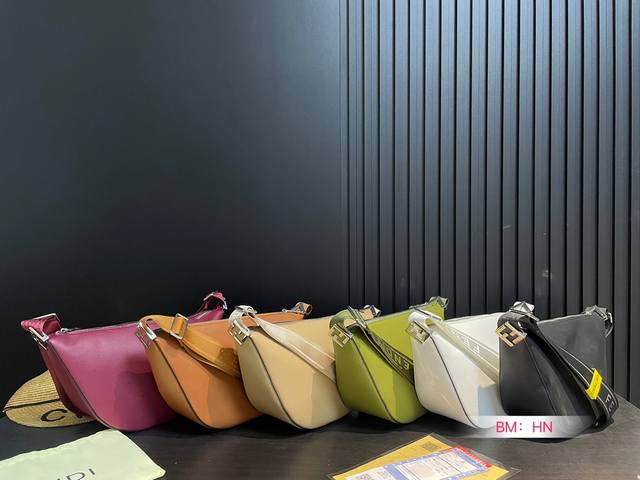 配折叠礼盒 ｜Fendi Vintage 月牙包 年米兰时装周街拍中，潮人们背的最多的包包大概就是fendi芬迪的这款腋下包了 经典布料 有种慵慵懒懒的街头风。