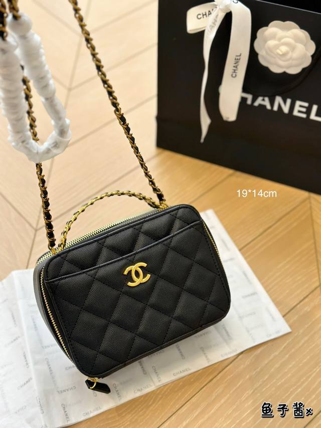 折叠盒 轻熟气质女性标配一手柄款相机包荔枝黑金牛皮。手拎就是优雅聚会c位焦点，斜挎就是个人时间轻松休闲的感觉。容量很棒，满足我们日常出行，手机粉饼车钥匙都完全可